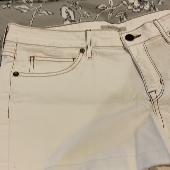 Never worn Rich & Skinny white shorts - Picture 3 of 11